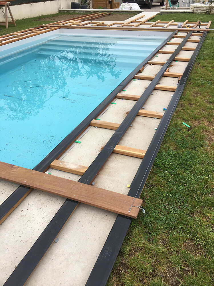Avancement du lambourdage autour de la piscine et mise en place des bandes néoprène de protection